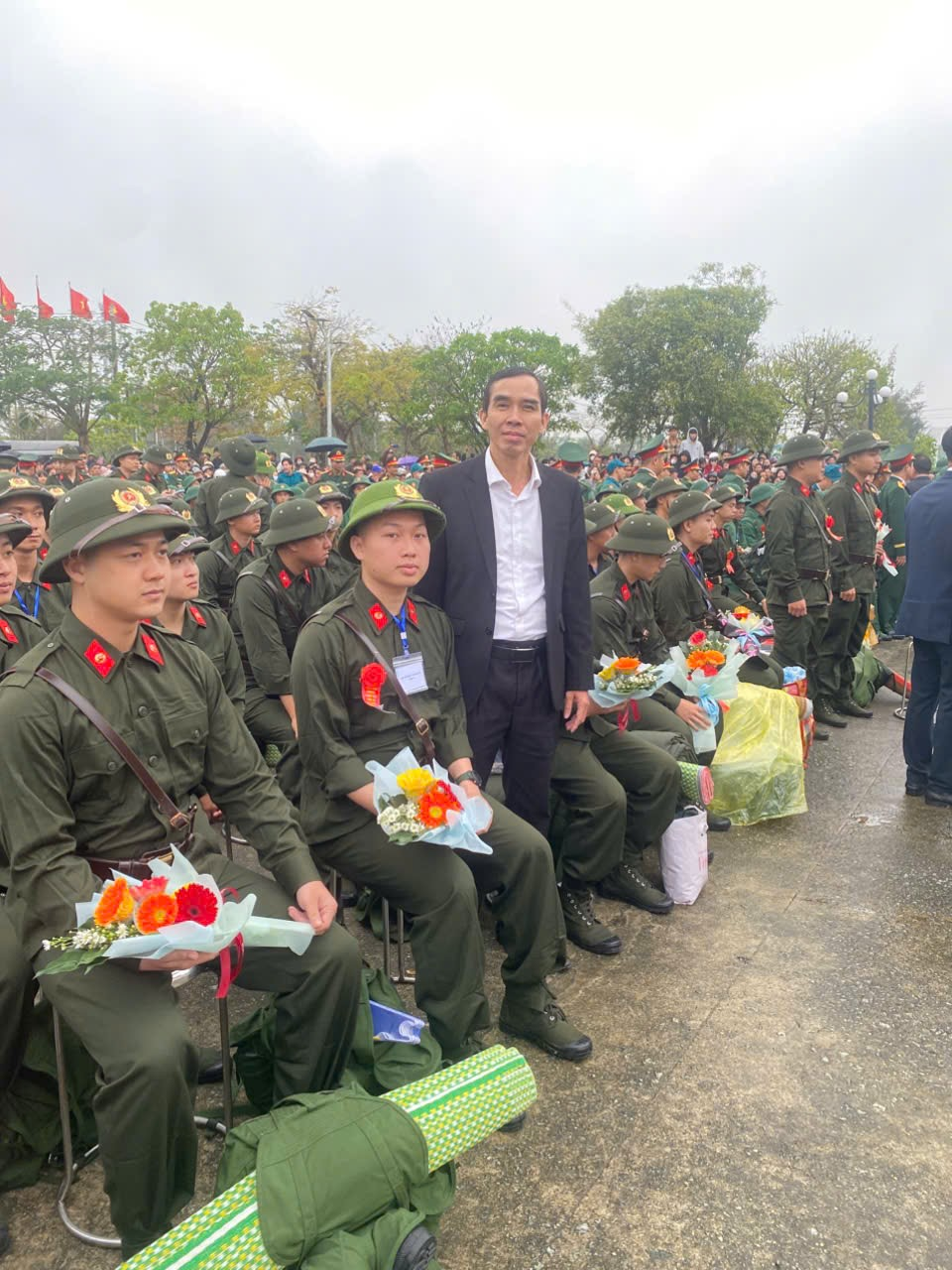 Lãnh đạo Thành ủy, UBND thành phố, thành viên Hội đồng Nghĩa vụ quân sự thành phố dự, chỉ đạo và động viên Thanh niên lên đường nhập ngũ năm 2026
